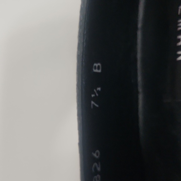 Stuart Weitzman - Black Leather Snake Print Pumps - Size 7.5 B - Picture 9 of 15